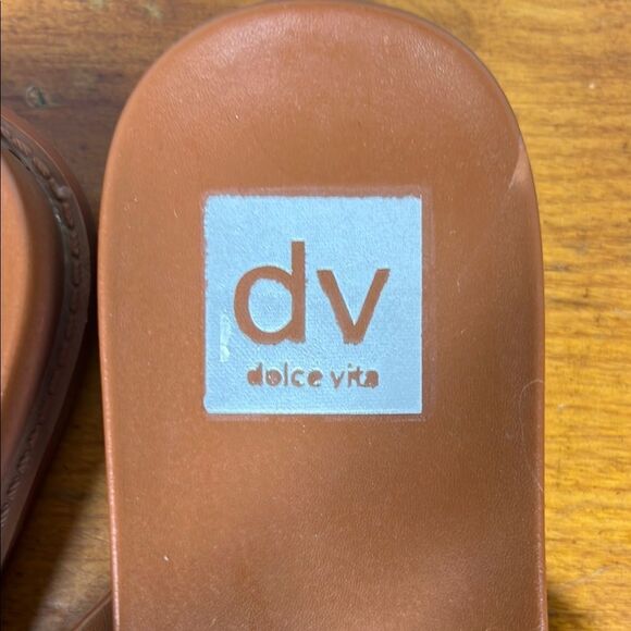 Dolce Vita Brown Sandals with Thong Design and Perforated Straps - Picture 8 of 8